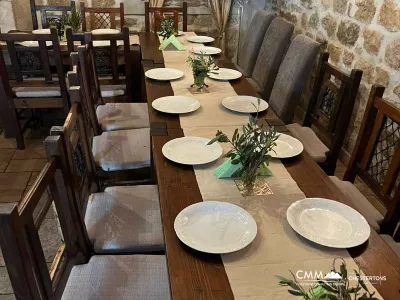 Risan ana meydanında restoran — 90 m² üzeri